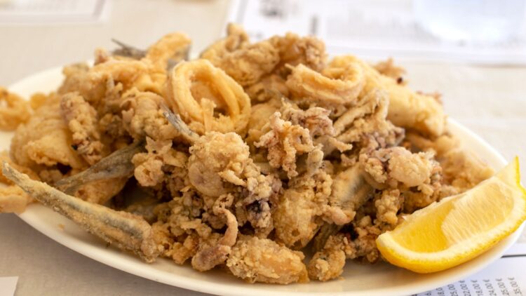 Esto es lo que debes echarle al pescado frito para que quede como en las freidurías andaluzas 1 Esto es lo que debes echarle al pescado frito para que quede como en las freidurías andaluzas.