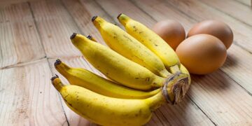 Son muchas las personas que mezclan cáscara de huevo y cáscara de plátano y tiene sentido.