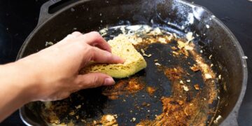 El truco definitivo para eliminar la grasa incrustada de tus sartenes en 10 minutos sin frotar.