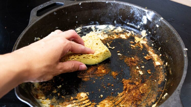 El truco definitivo para eliminar la grasa incrustada de tus sartenes en 10 minutos sin frotar.