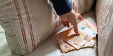 Compra un sofá de segunda mano en un mercadillo y cuando llega a casa encuentra 6.000 euros dentro