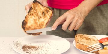 Nunca raspes una tostada quemada para comértela: un enfermero alerta de los peligros.