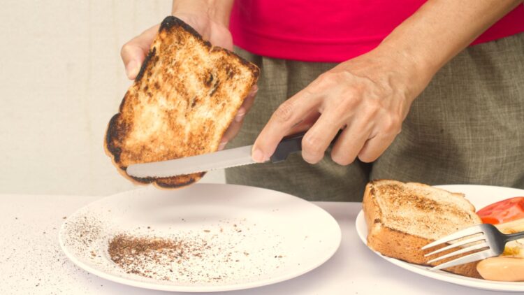 Nunca raspes una tostada quemada para comértela: un enfermero alerta de los peligros 1 Nunca raspes una tostada quemada para comértela: un enfermero alerta de los peligros.