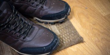 No volverás a entrar en casa con los zapatos de la calle después de leer esto: "Metes huevos de cucaracha...".