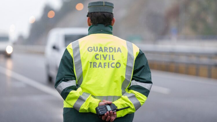 Es oficial: la Guardia Civil puede multarte si tienes en tu coche algunas de estas cosas 1 Lo que nadie te contó: la Guardia Civil vigila llaveros, linternas y gadgets que parecen inofensivos pero son ilegales.