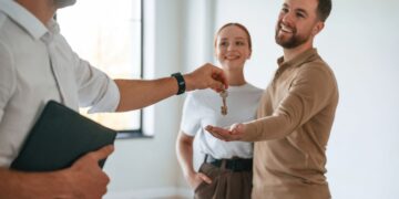 Ni las multinacionales lo evitan: buscar piso en esta ciudad se ha convertido en una pesadilla por el precio de los alquileres.