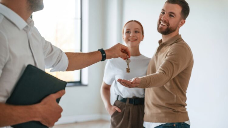 Ni las multinacionales lo evitan: buscar piso en esta ciudad se ha convertido en una pesadilla por el precio de los alquileres.