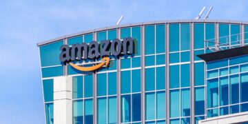 Proyecto Kuiper: Amazon competirá con Elon Musk con el lanzamiento de sus primeros satélites.