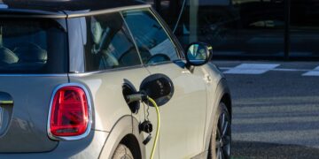 Prohibido aparcar: los aparcamientos empiezan a vetar la entrada de los coches eléctricos por miedo a que suceda esto