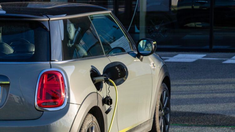 Prohibido aparcar: los aparcamientos empiezan a vetar la entrada de los coches eléctricos por miedo a que suceda esto