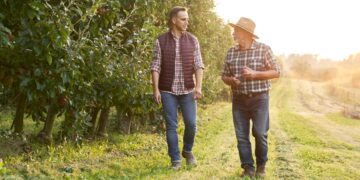 Qué es la 'caminata del granjero' y por qué los especialistas consideran que su práctica mejorará tu salud.