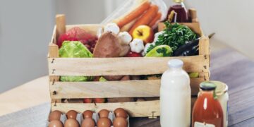 La OCU lo confirma: estos son 10 alimentos que puedes consumir después de su fecha de caducidad