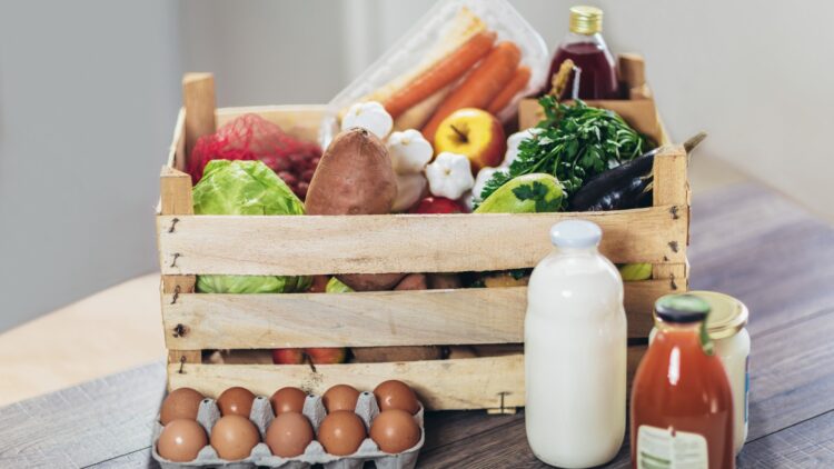 La OCU lo confirma: estos son 10 alimentos que puedes consumir después de su fecha de caducidad