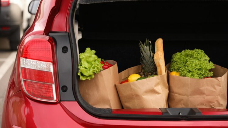 La DGT lo confirma: esta es la cuantiosa multa que te puede caer si haces esto con tu compra del supermercado