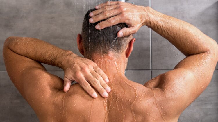 Adiós al jabón: un médico desafía las normas de higiene y deja de ducharse durante 8 años con resultados sorprendentes.