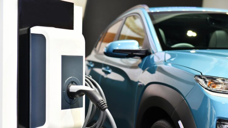 Ni garajes ni enchufes: este modelo de carga de los coches eléctricos arrasa en Europa, pero en España sigue siendo ilegal.