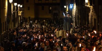 "¡Coca-Cola asesina; el orujo al poder!": esta tradición profana de Semana Santa reúne cada año a más gente en León.
