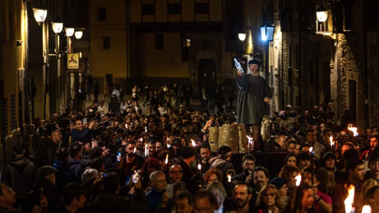 "¡Coca-Cola asesina; el orujo al poder!": esta tradición profana de Semana Santa reúne cada año a más gente en León.