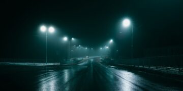 Aquí están los detalles: cuándo y dónde debes encender las luces para evitar la sanción de 200 euros de la DGT.