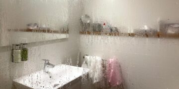 Adiós a las mamparas: una arquitecta explica la forma de darle otro estilo a tu ducha.