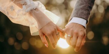 Adiós al mito de las fiestas: un experto revela que el 85% de las infidelidades en el matrimonio empiezan en este lugar