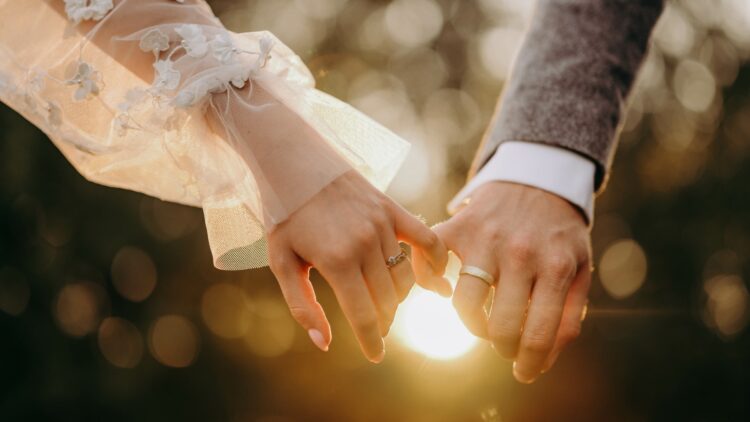 Adiós al mito de las fiestas: un experto revela que el 85% de las infidelidades en el matrimonio empiezan en este lugar