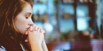 Ni terapia ni medicación: psicólogos vinculan la oración diaria con la reducción de la ansiedad