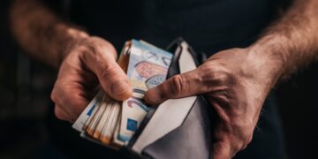 Ya es oficial: la Agencia Tributaria limita los pagos en efectivo entre empresarios y profesionales en España.