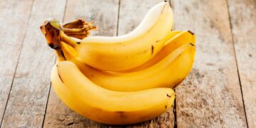 Olvídate de la nevera y el papel albal: este nuevo truco científico conserva tus plátanos perfectos durante días.
