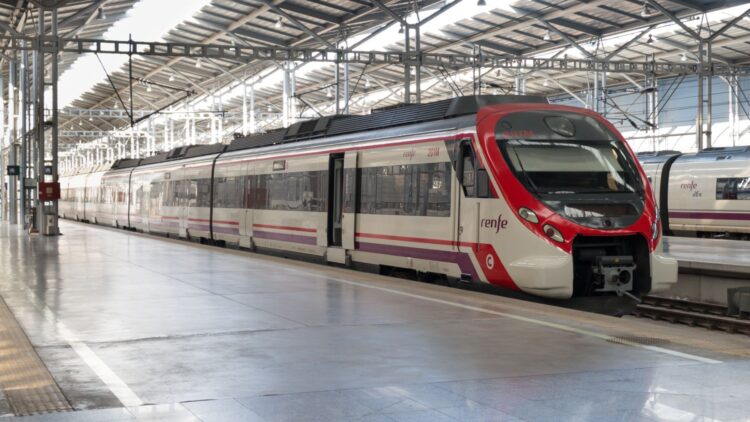 Esto es lo que debes saber: cómo funcionan los abonos gratis de Renfe y qué requisitos debes cumplir.