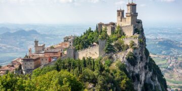 Confirmado: este es el pequeño país europeo que ha esquivado el golpe comercial de Trump y que será un nuevo refugio fiscal.