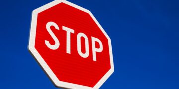 Más de 4.000 multas: La polémica cámara que ha multado a todo un pueblo por infracciones en una señal de STOP.