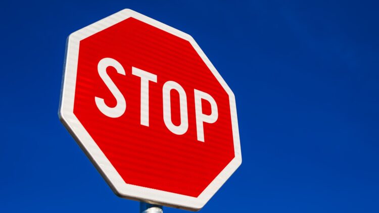 Más de 4.000 multas: La polémica cámara que ha multado a todo un pueblo por infracciones en una señal de STOP.