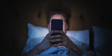 Adiós al sueño reparador: el 'vamping' se apodera de las noches y genera insomnio adictivo.
