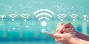 Lo que nadie te contó: mantener el WiFi activado fuera de casa expone tu información personal a hackers.