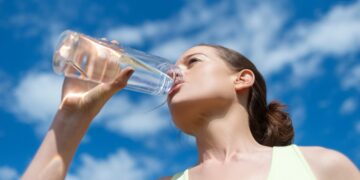 Nuevo estudio desvela que beber agua con gas podría tener estos efectos beneficiosos