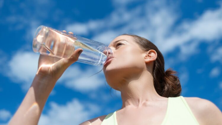 Nuevo estudio desvela que beber agua con gas podría tener estos efectos beneficiosos