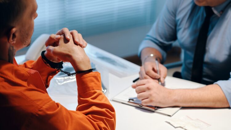 Este gesto de película puede convertirse en un error ante la Policía