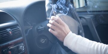 La DGT está multando a quienes fuman conduciendo