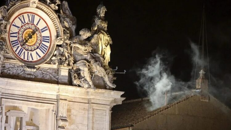Fumata negra, fumata blanca: así se genera el humo que dice al mundo si 'habemus papam' o no 1 Fumata negra, fumata blanca: así se genera el humo que dice al mundo si 'habemus papam' o no