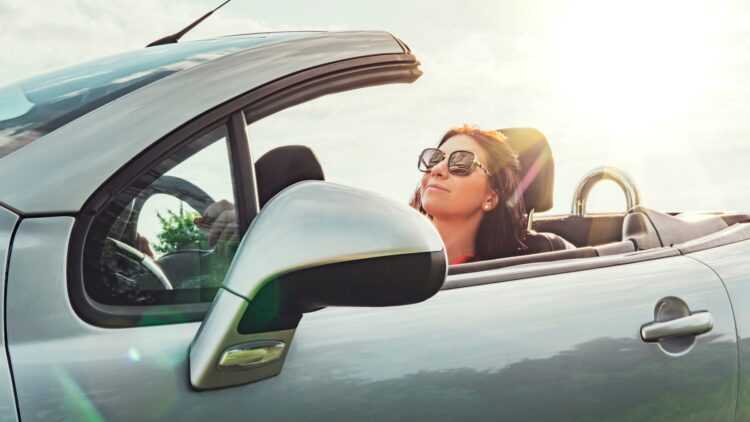 Confirmado: la DGT puede multarte por llevar gafas de sol al conducir si no cumples esta norma 1 La DGT puede multarte por llevar gafas de sol al conducir