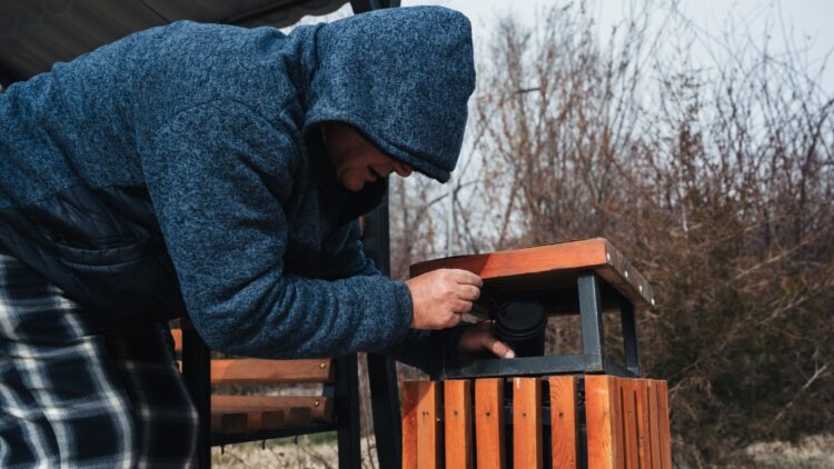 Un joven sin techo devuelve una cartera con 2.000 euros