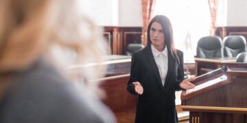 Pilla a una trabajadora fichando en nombre de otra y la Justicia avala su respuesta