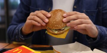 Prueba la Coca-Cola y el McDonald's rusos y esto es lo que opina