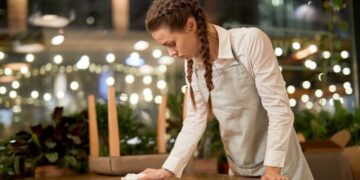 Tus rasgos si eres de los que recoge la mesa en el bar