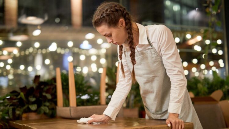 Ni indiferentes ni descuidados: un experto en psicología desvela tus rasgos si eres de los que recoge la mesa en el bar 1 Tus rasgos si eres de los que recoge la mesa en el bar