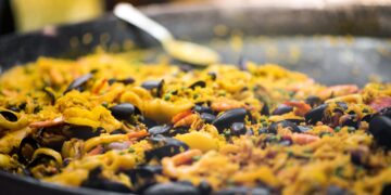 "Para ser en Estados Unidos...": una española prueba una paella 'made in America' y este es su veredicto.