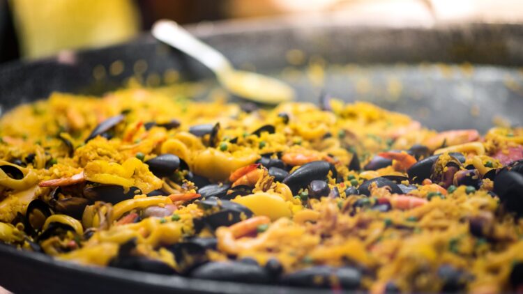 "Para ser en Estados Unidos...": una española prueba una paella 'made in America' y este es su veredicto.