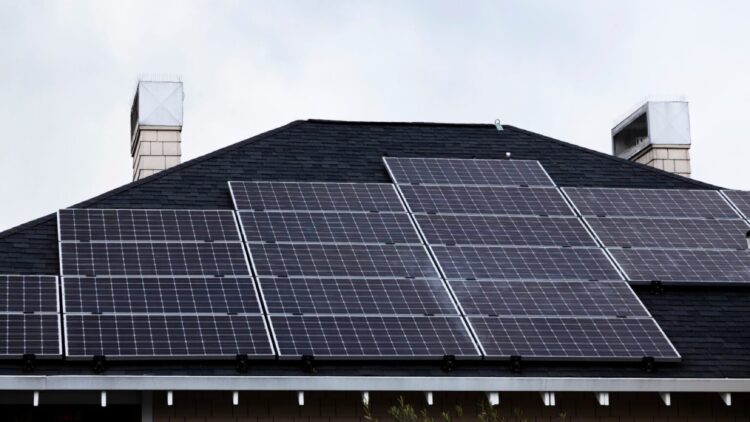El apagón dispara la demanda de placas solares en España, pero un experto avisa: autoabastecerse no es tan fácil como parece 1 El apagón dispara la demanda de placas solares en España