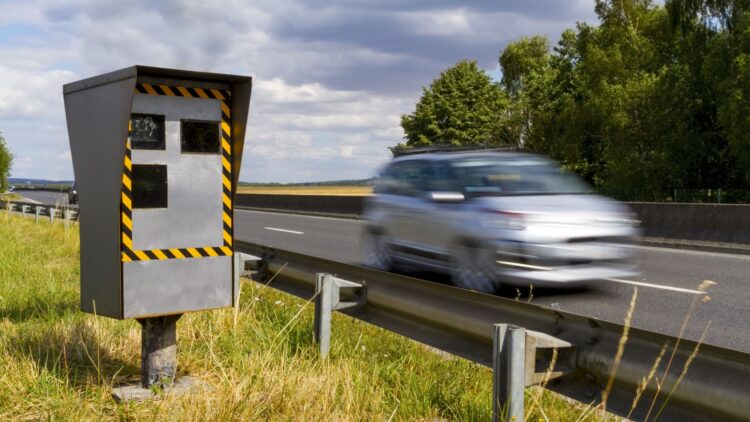 Dos coches hacen saltar a la vez un radar a 200 km/hora